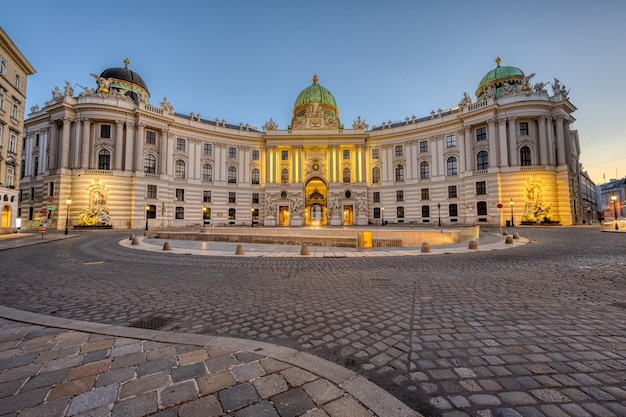 Photo the famous hofburg and st michaels square in vienna at twilight