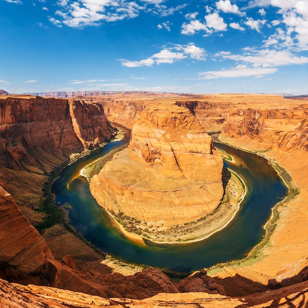 Знаменитый меандр изгиба подковы реки Колорадо в Глен-Каньоне