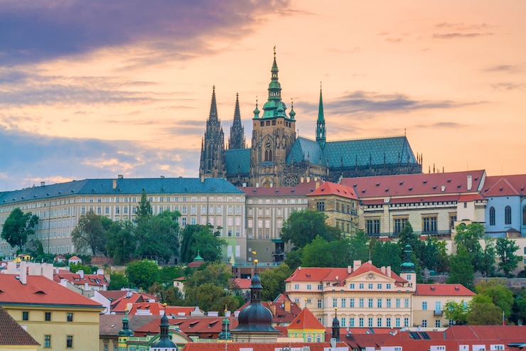 Photo famous iconic image of prague city skyline with prague castle in czech republic