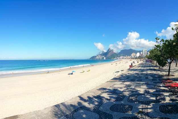 Famosa spiaggia di ipanema a rio de janeiro in brasile.