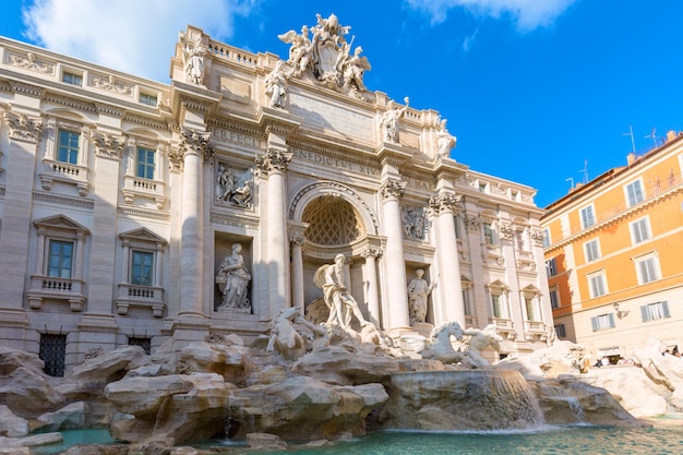Foto famosa fontana di trevi a roma italia durante la giornata di sole estivo