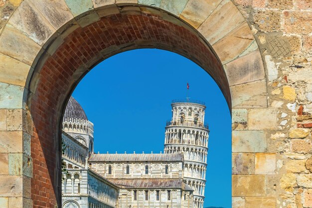Photo the famous leaning tower in pisa italy with beautiful blue sky