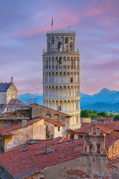 아름다운 일출과 함께 이탈리아 피사의 유명한 사탑