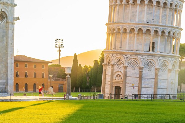 美しい日の出を持つイタリアのピサの有名な斜塔