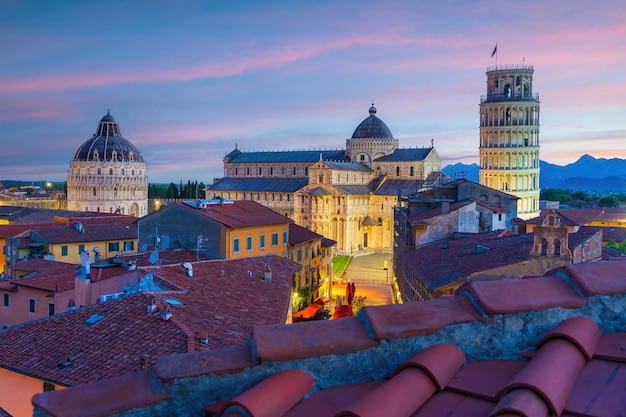 Знаменитая Пизанской башни в Пизе Италия с красивым закатом
