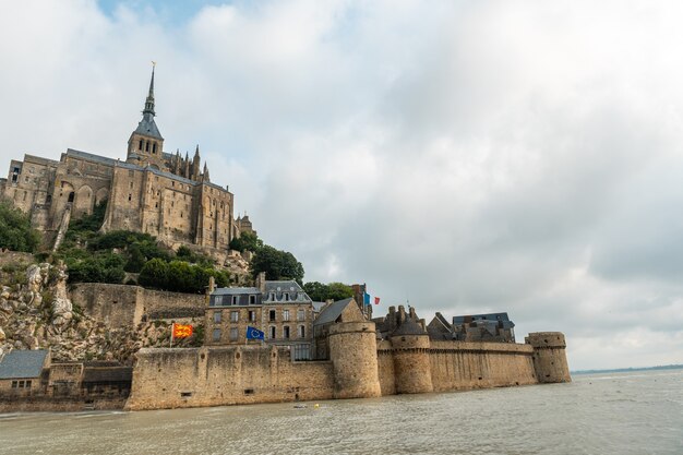 프랑스 노르망디(Normandy) 지역 만슈(Manche) 주의 만조 시 일출의 유명한 몽생미셸 수도원(Mont Saint-Michel Abbey)