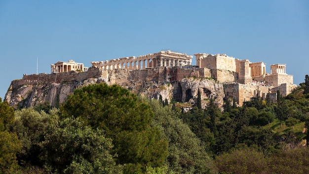 La famosa vecchia acropoli è uno dei principali punti di riferimento di atene