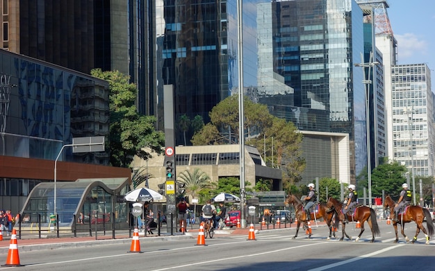 パウリスト・アベニュー (Paulista Avenue) - サン・パウロ市の街道金融センターの建物と交通