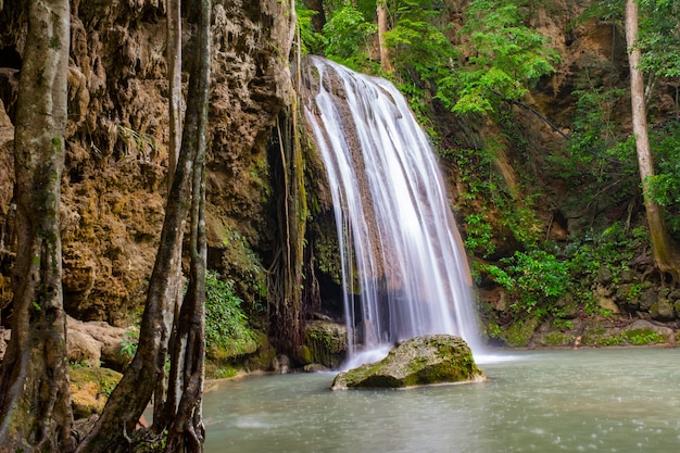 Photo famous place in thailand (arawan water fall)