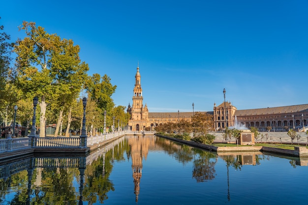 스페인 안달루시아 주 세비야의 유명한 스페인 광장(Plaza de Espana). Parque de Maria Luisa에 위치하고 있습니다.