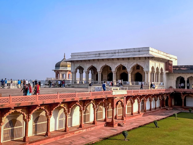 Foto il famoso forte rosso nella città di agra india i turisti visitano una popolare attrazione turistica