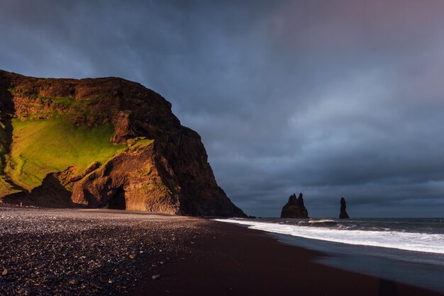 검은 Reynisfjara 해변에서 유명한 Reynisdrangar 암석