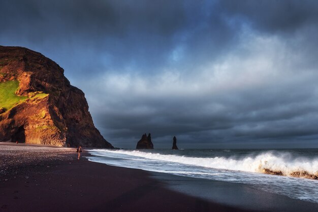 검은 Reynisfjara 해변에서 유명한 Reynisdrangar 암석