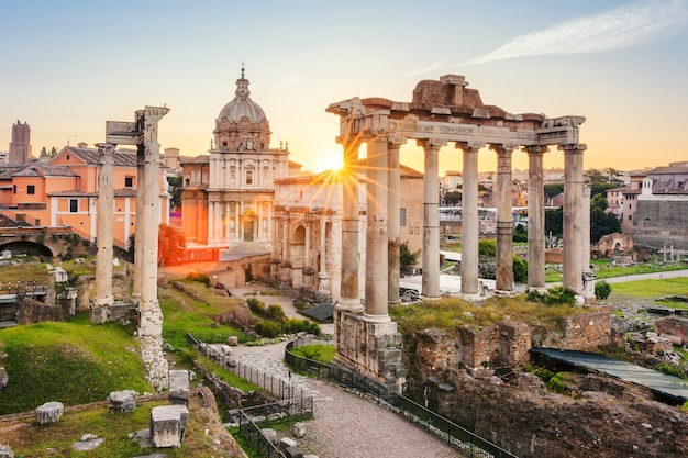 Foto famoso foro romano a roma, italia durante l'alba.