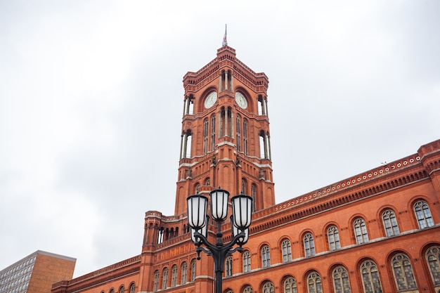 Знаменитые Rotes Rathaus, что означает Красная ратуша на немецком языке, Берлин, Германия.