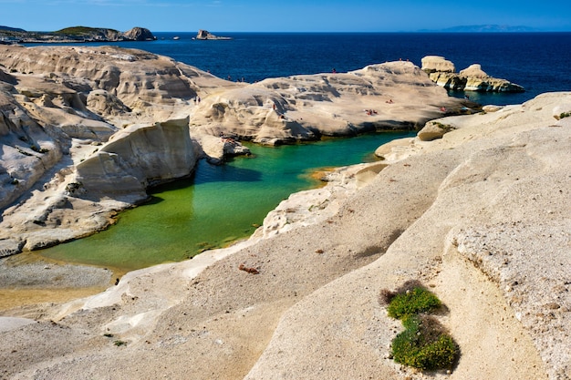 Photo famous sarakiniko beach on milos island in greece