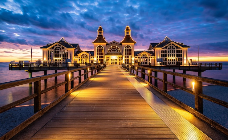 Photo famous sellin pier in beautiful evening twilight at dusk in summer baltic sea germany