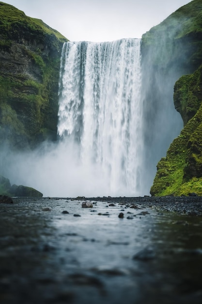 Photo the famous skogarfoss waterfall in the south of iceland