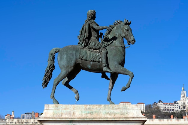 Foto famosa statua di luigi xiv nella città di lione