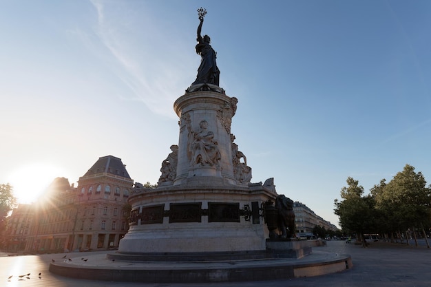 공화국 광장(Place de la Republique)에 1880년에 지어진 상징적인 마리아나 동상이 있는 파리 공화국의 유명한 동상