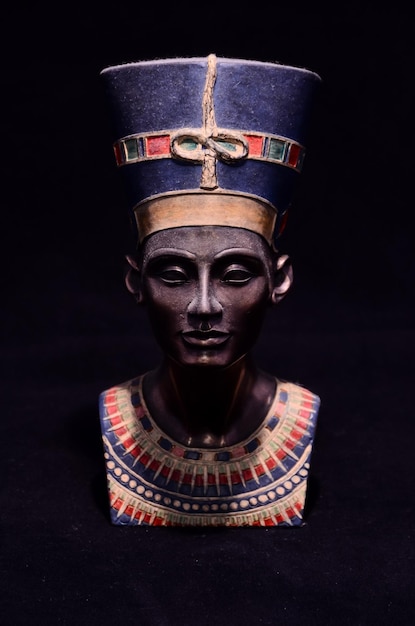 Famosa statuetta busto della regina nefertiti isolato su sfondo nero