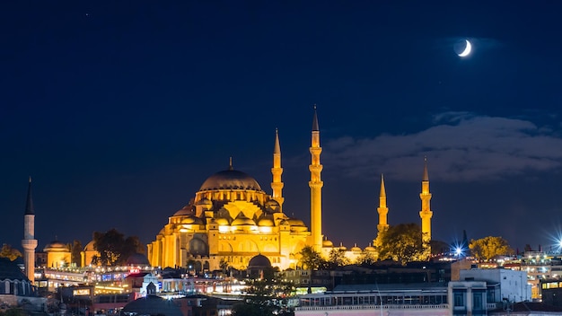 Famosa moschea di suleymaniye a istanbul di notte