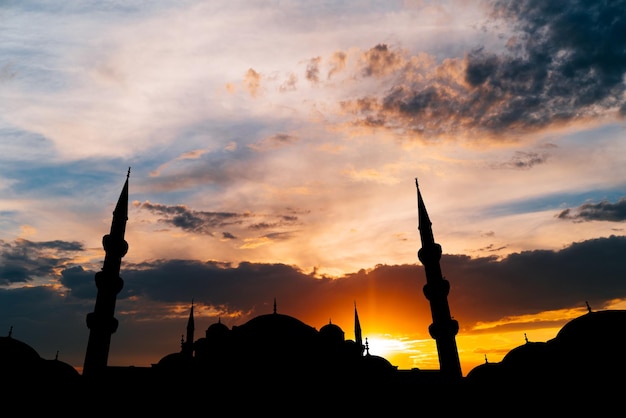 Foto famosa sultanahmet o moschea blu nella città di istanbul al tramonto