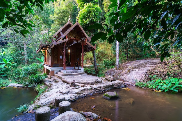 Foto il famoso tempio nel mezzo dell'acqua di wat khantha pruksa o wat mae kampong nel villaggio di mae kampong, chiang mai, tailandia