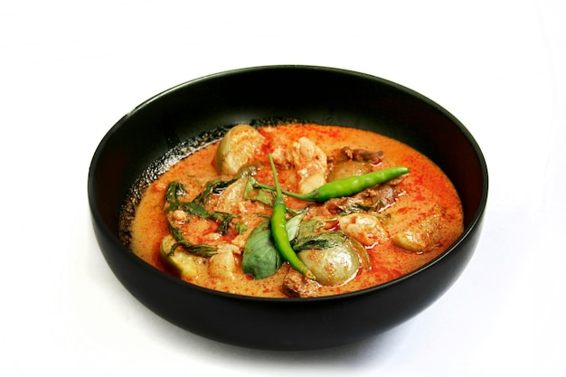 Известное тайское меню еды, острое блюдо чили с карри и кокосовым молоком, которое в Таиланде называется «Пананг», подают на белом изолированном.