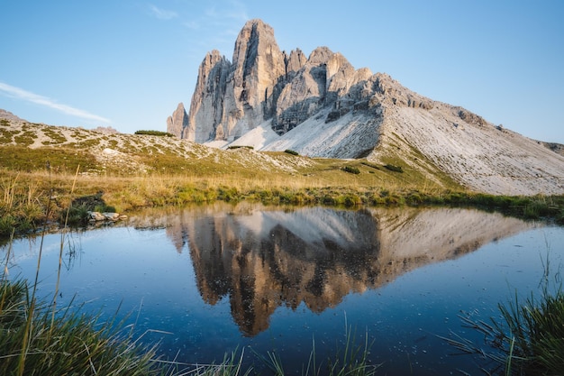 유명한 Tre Cime di Lavaredo는 작은 연못 Dolomites Alps Mountains Italy에 반영되어 있습니다.