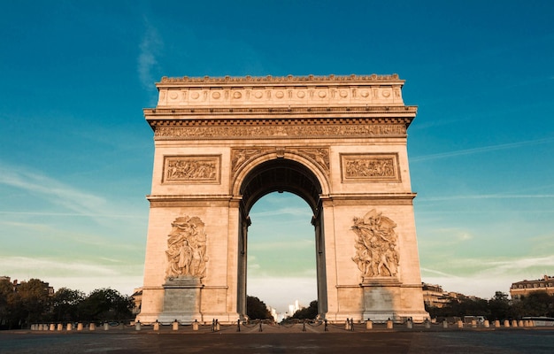 Il famoso arco di trionfo parigi francia