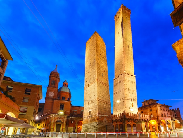 夜、イタリアのボローニャの有名な2つの塔