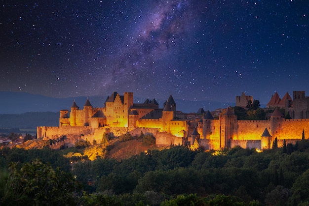 Foto famoso sito unesco la vecchia città di carcassonne di notte e di galassia