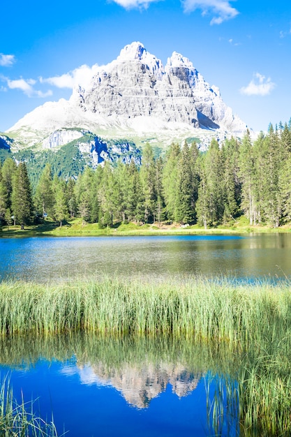 Знаменитый объект ЮНЕСКО, Tre Cime di Lavaredo в Италии, у подножия гор.