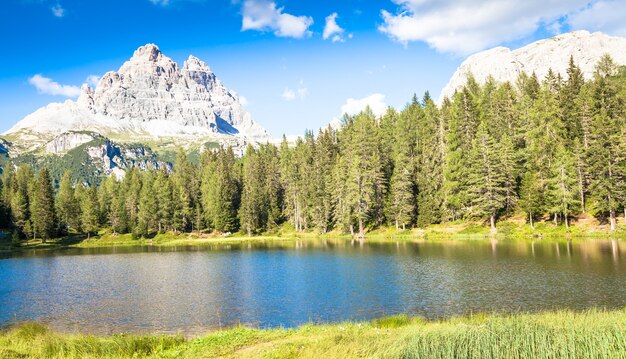 Знаменитый объект ЮНЕСКО, Tre Cime di Lavaredo в Италии, у подножия гор.