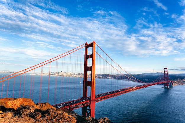 Знаменитый вид на мост Золотые ворота в Сан-Франциско, Калифорния, США