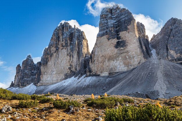 Знаменитый вид на скалистые горы Tre Cime di Lavaredo с походной тропы, Доломиты, Италия