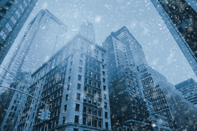 ニューヨーク市の有名なウォール街クリスマスの時期雪冬の青い背景NYCUSA