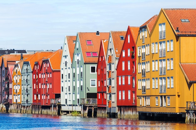 Foto famose case colorate in legno nella città di trondheim in norvegia case colorate su palafitte in una giornata di sole