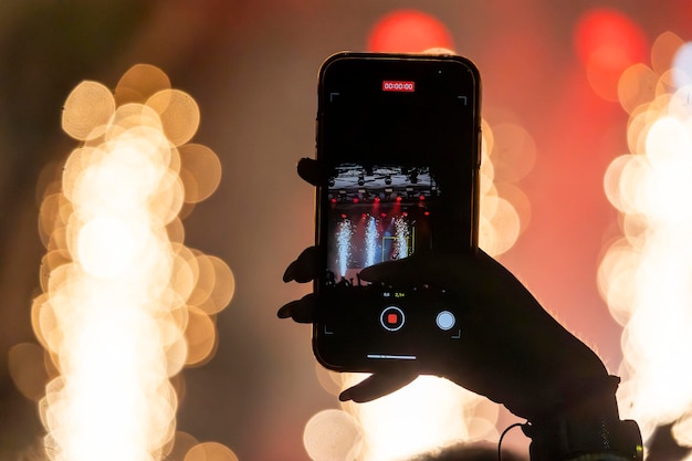 Foto fan gebruikt mobiele telefoon om concert op te nemen