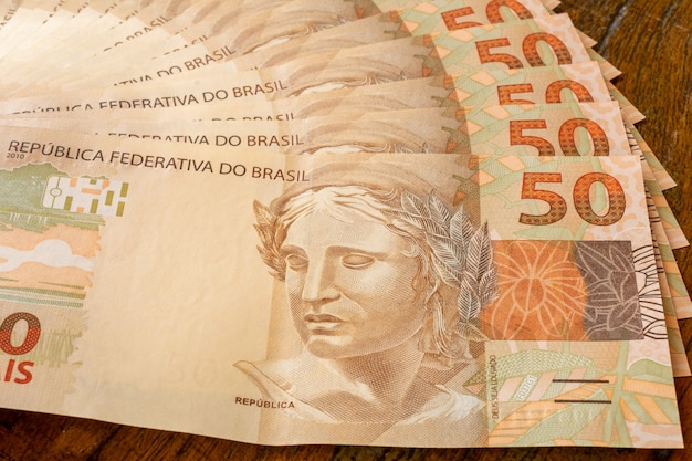 Photo fan-shaped brazilian money on the table