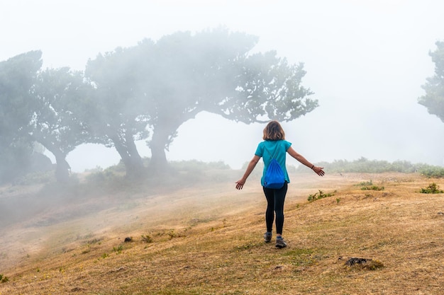 Fanal bos met mist in Madeira jonge toerist in laurierbomen wandelen mystiek mysterieus