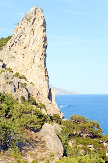 Foto rocce fantasiose sulla costa estiva della riserva 