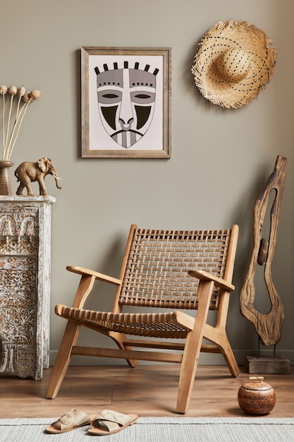 모의 포스터 프레임과 개인 액세서리가 있는 거실의 멋진 아프리카 인테리어 템플릿