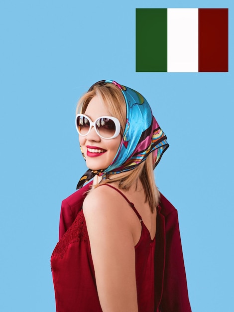 Foto fantasia donna bionda con trucco in fazzoletto da collo e occhiali da sole