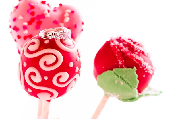 Fancy cake pops versierd voor Valentijnsdag.