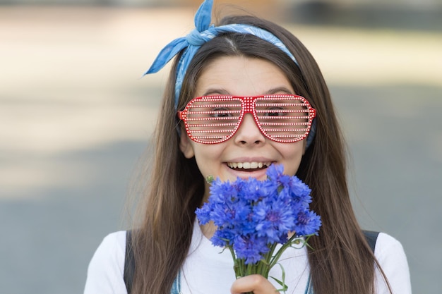 Fancy meisje verse korenbloemen boeket zomerseizoen romantische verrassing concept