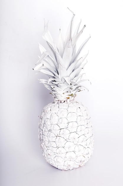 Фото Причудливый ананасовый белый цвет на мраморе