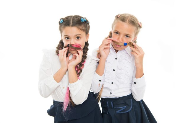 Stile di fantasia. bambine con le trecce pronte per la scuola. concetto di moda scolastica. amicizia scolastica. sulla stessa onda. le studentesse indossano l'uniforme scolastica formale. bambini belle ragazze lunghi capelli intrecciati.