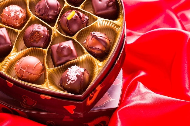 Fancy truffels in hartvormige dozen voor Valentijnsdag.